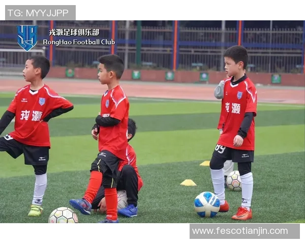 足球明星与儿童亲密互动共度美好时光展现温暖与希望的瞬间 足球明星与儿童亲密互动共度美好时光展现温暖与希望的瞬间